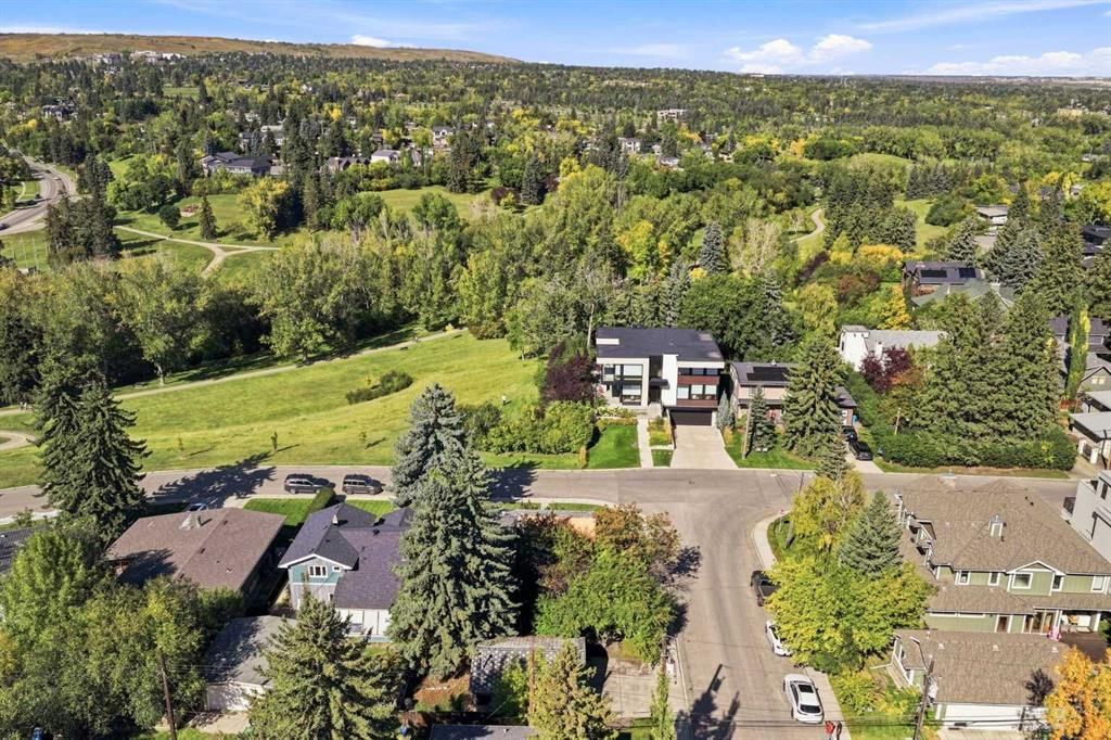 903 25 Avenue NW, Calgary — main listing photo