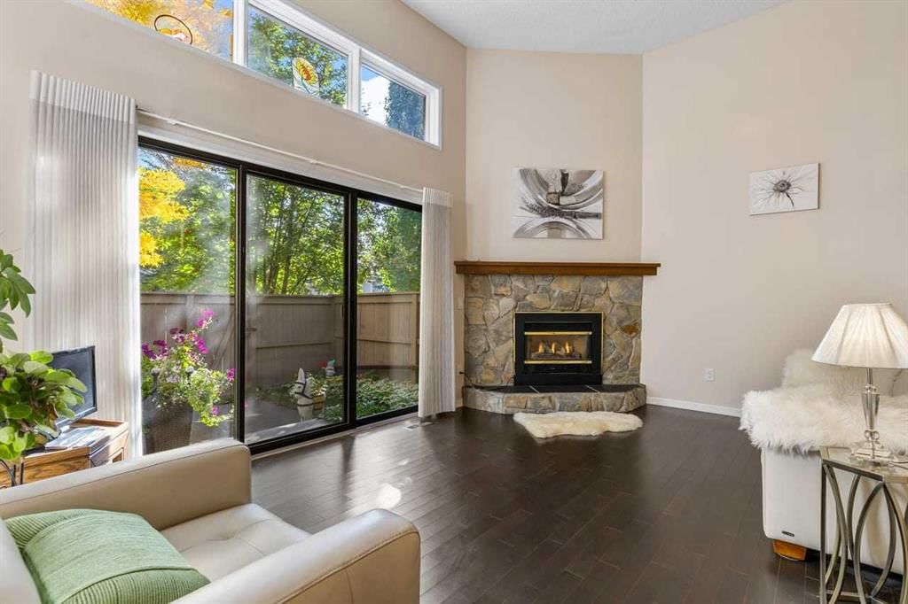 4 Glamis Gardens SW, Calgary — photo 3 of 30