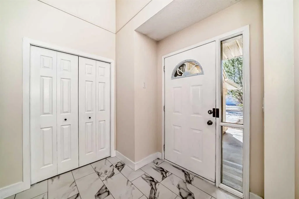 320 Sunmills Drive SE, Calgary — photo 4 of 48