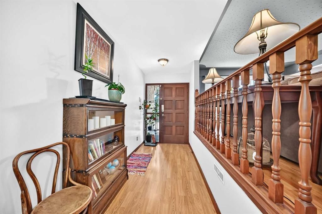 6003 Thornbank Drive NW, Calgary — photo 3 of 41