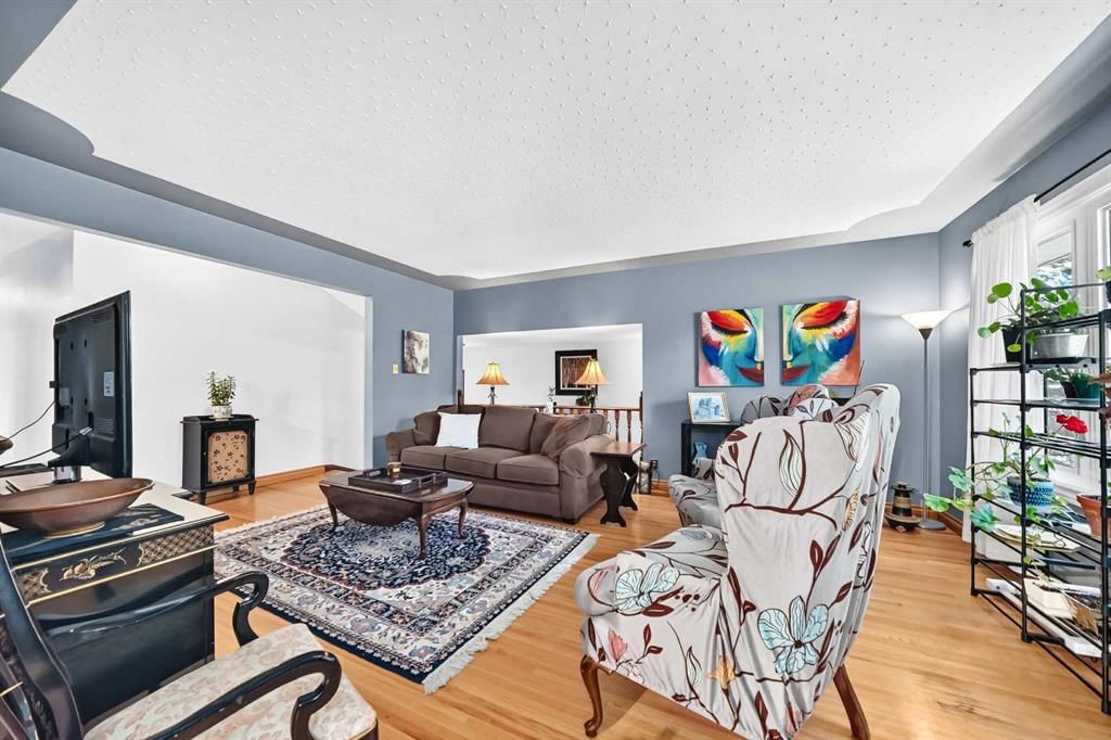 6003 Thornbank Drive NW, Calgary — photo 5 of 41
