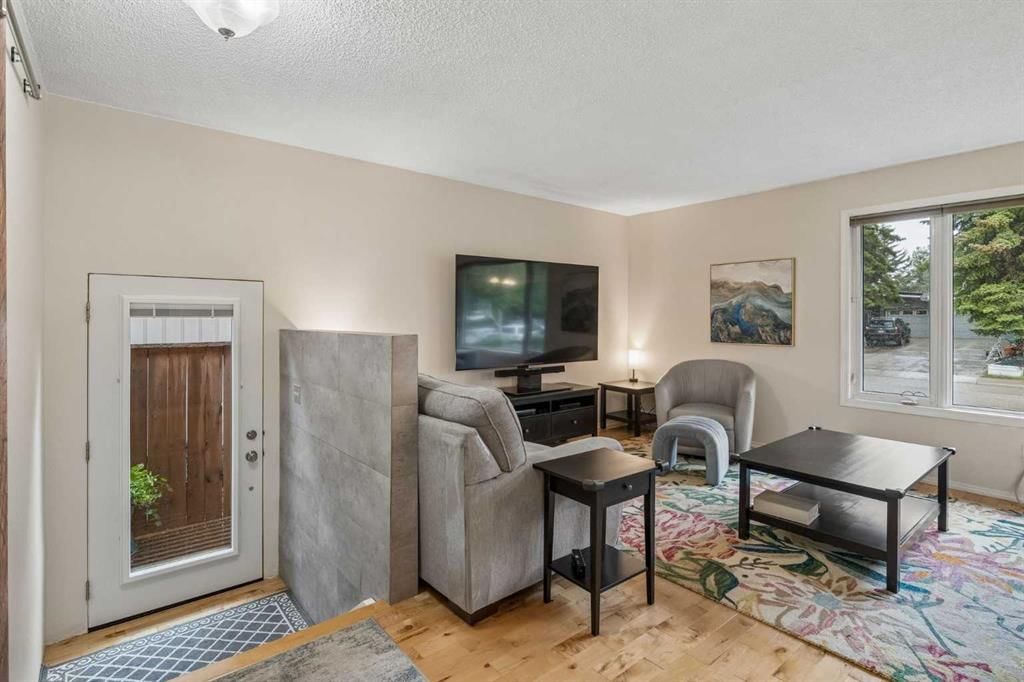 1403 104 Avenue SW, Calgary — photo 2 of 27