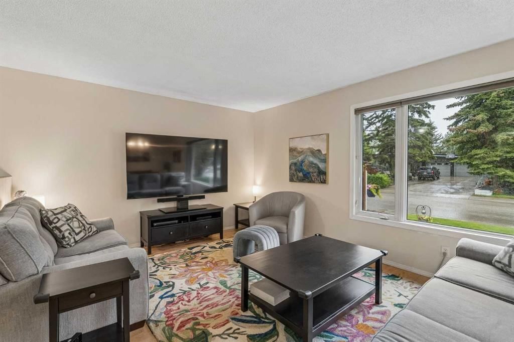 1403 104 Avenue SW, Calgary — photo 3 of 27
