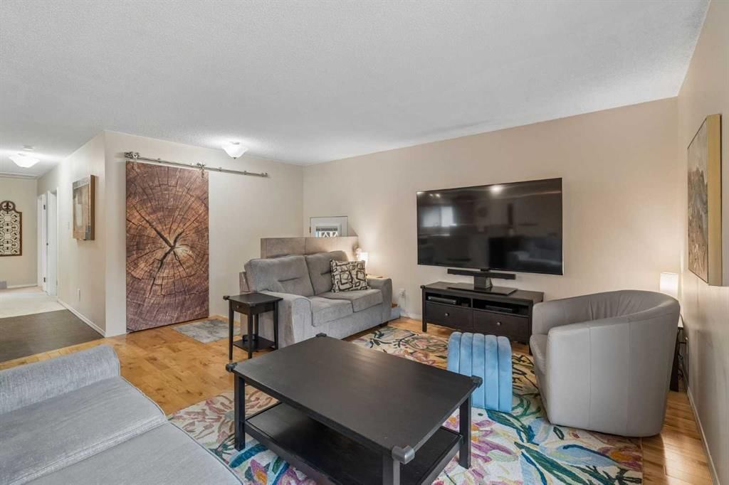 1403 104 Avenue SW, Calgary — photo 4 of 27