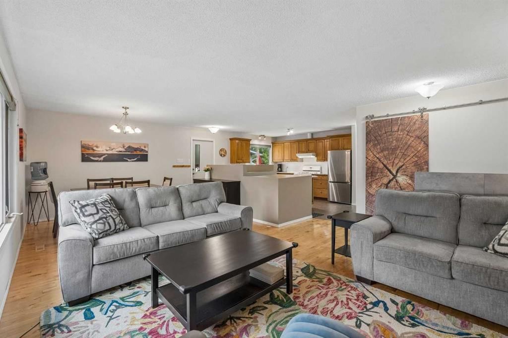 1403 104 Avenue SW, Calgary — photo 5 of 27