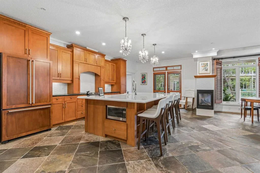 8202, 14 Hemlock Crescent SW, Calgary — main listing photo