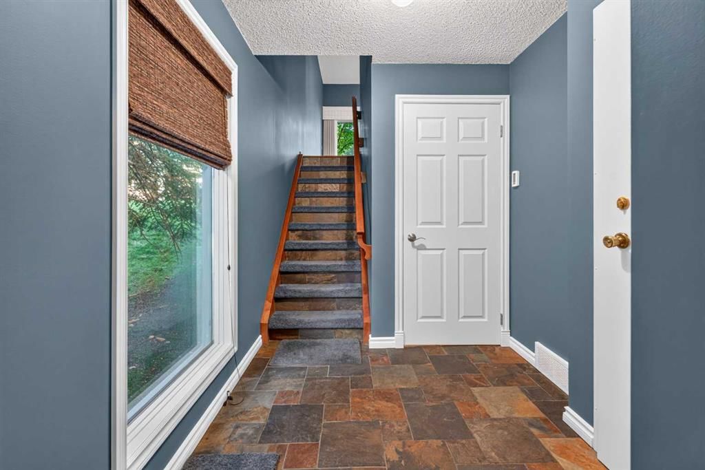 135 Point Drive NW, Calgary — photo 4 of 40