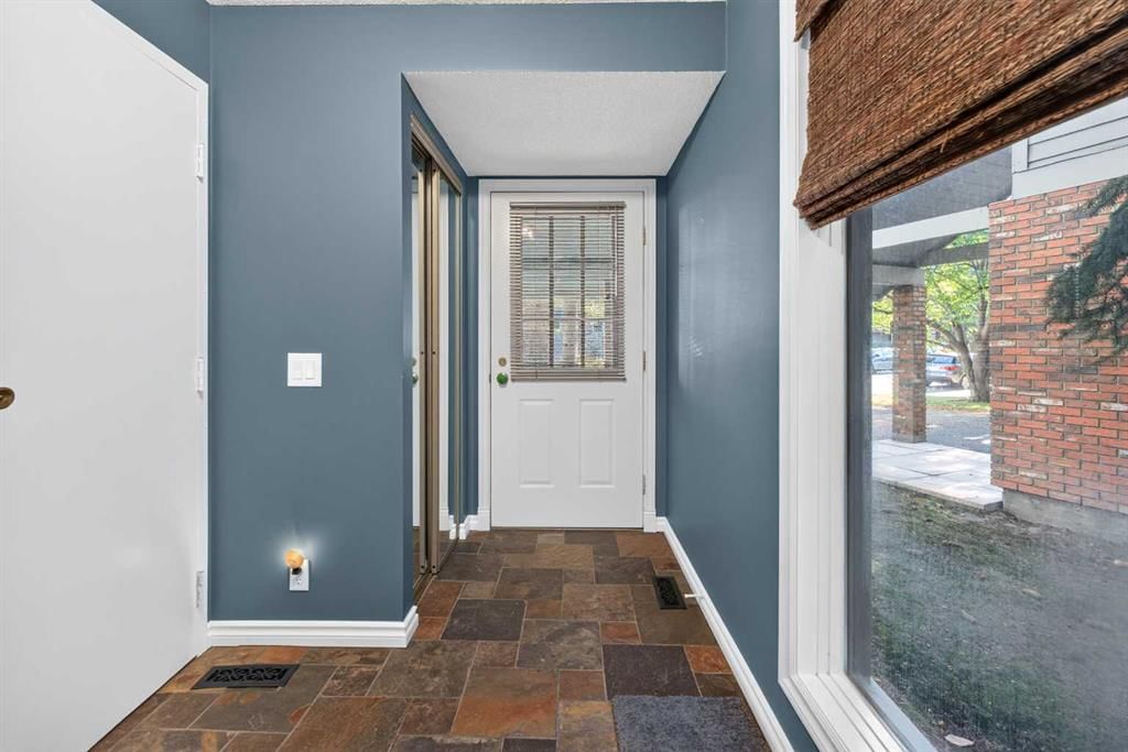 135 Point Drive NW, Calgary — photo 5 of 40