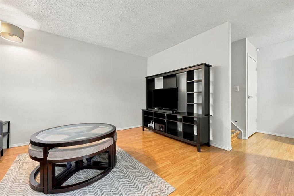 3924 29a Avenue SE, Calgary — photo 5 of 32