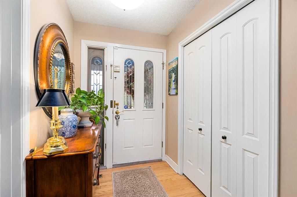 10528 Mapleridge Crescent SE, Calgary — photo 4 of 42