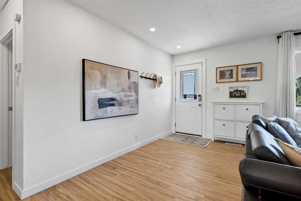8007 36 Avenue NW, Calgary — photo 3 of 49