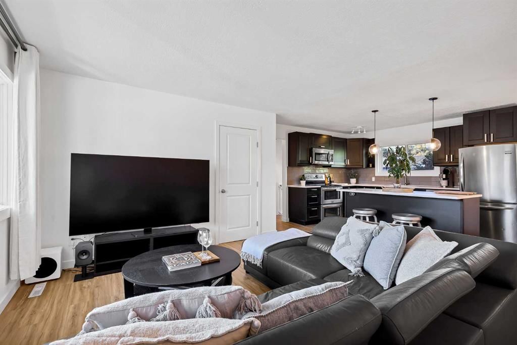 8007 36 Avenue NW, Calgary — photo 4 of 49