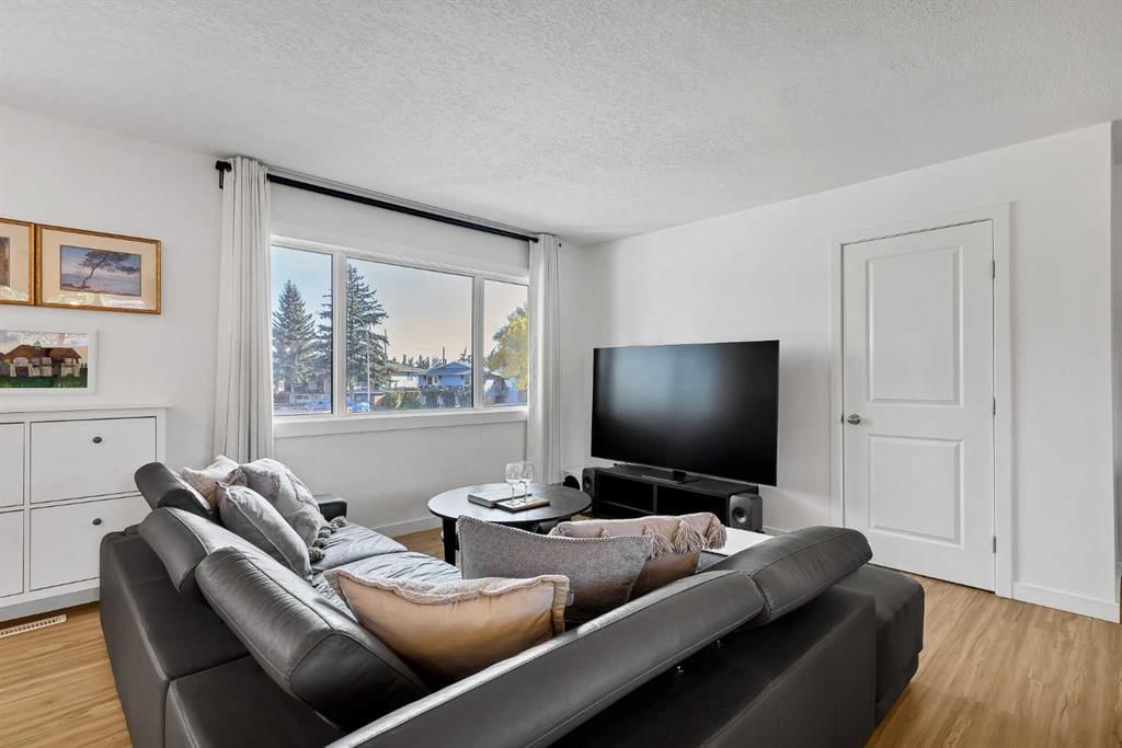 8007 36 Avenue NW, Calgary — photo 5 of 49