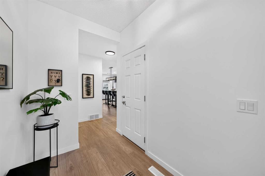 52 Evansborough Way NW, Calgary — photo 5 of 48