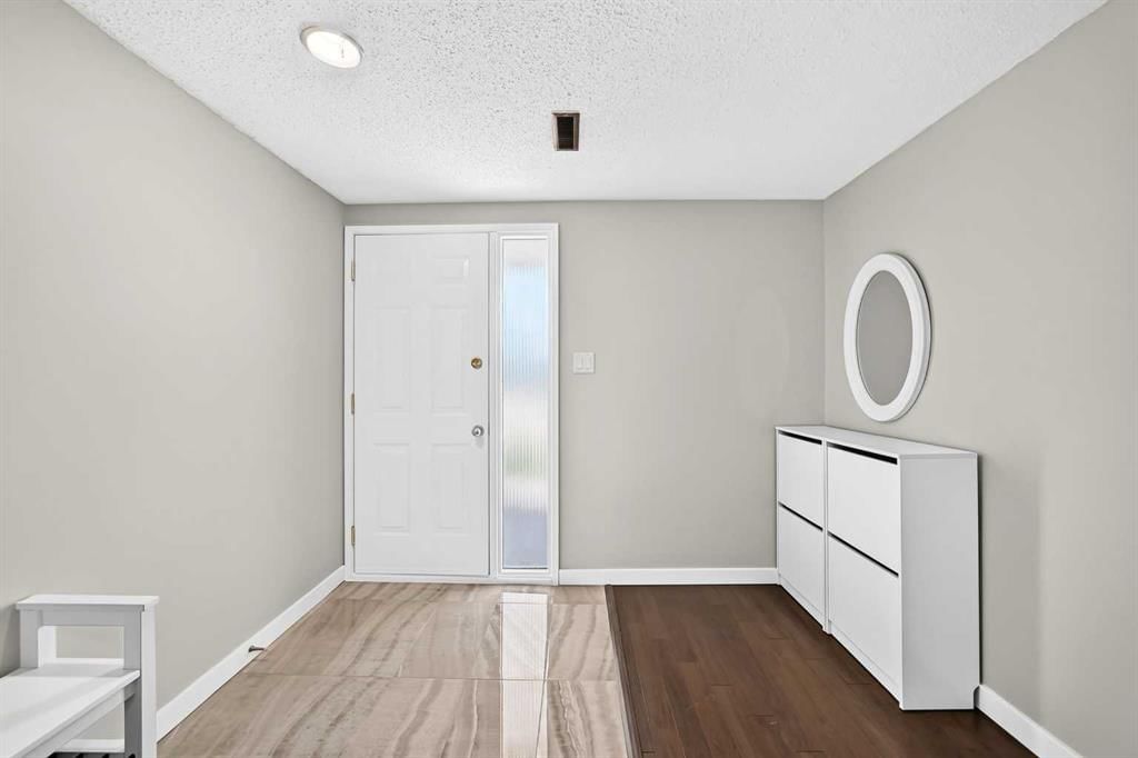 10304 Braeside Drive SW, Calgary — photo 3 of 37