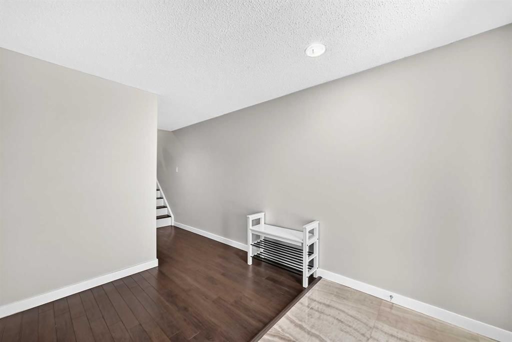 10304 Braeside Drive SW, Calgary — photo 4 of 37