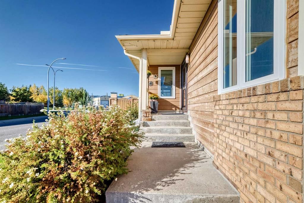 200 Downey Place, Okotoks — photo 2 of 49