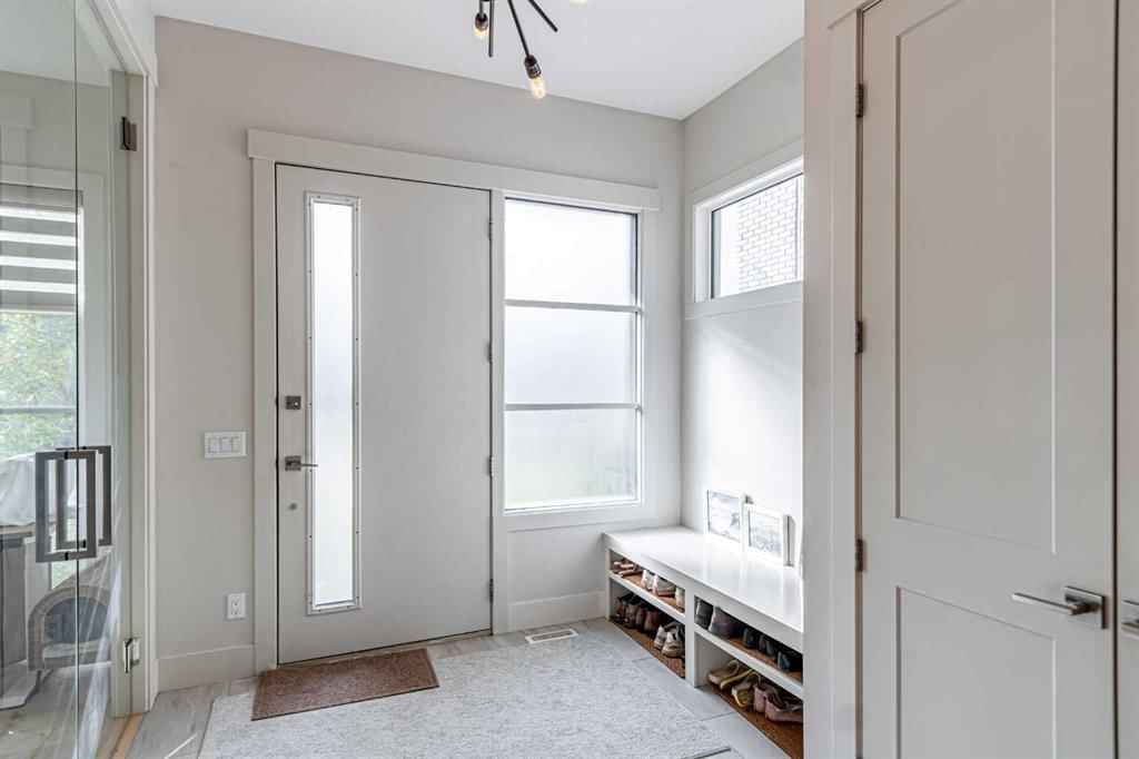 1912 23 Avenue NW, Calgary — photo 3 of 34