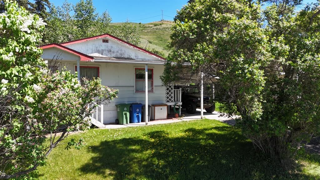 332 Third Street W, Calgary — detached for sale