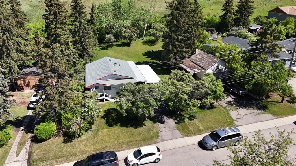 332 Third Street W, Cochrane — photo 2 of 35