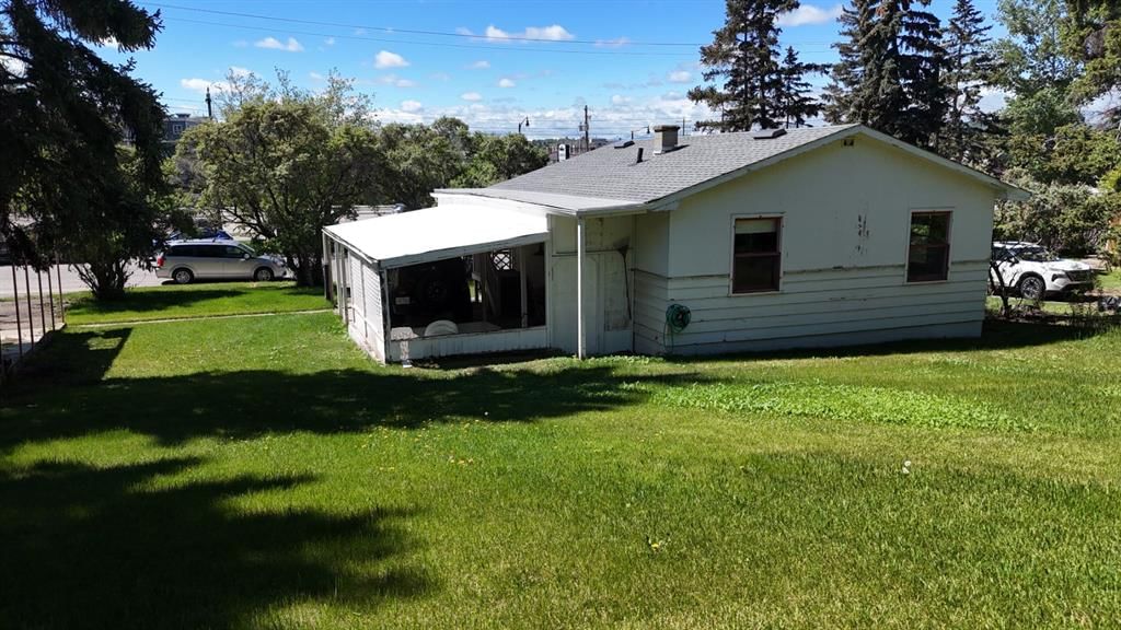 332 Third Street W, Cochrane — photo 3 of 35
