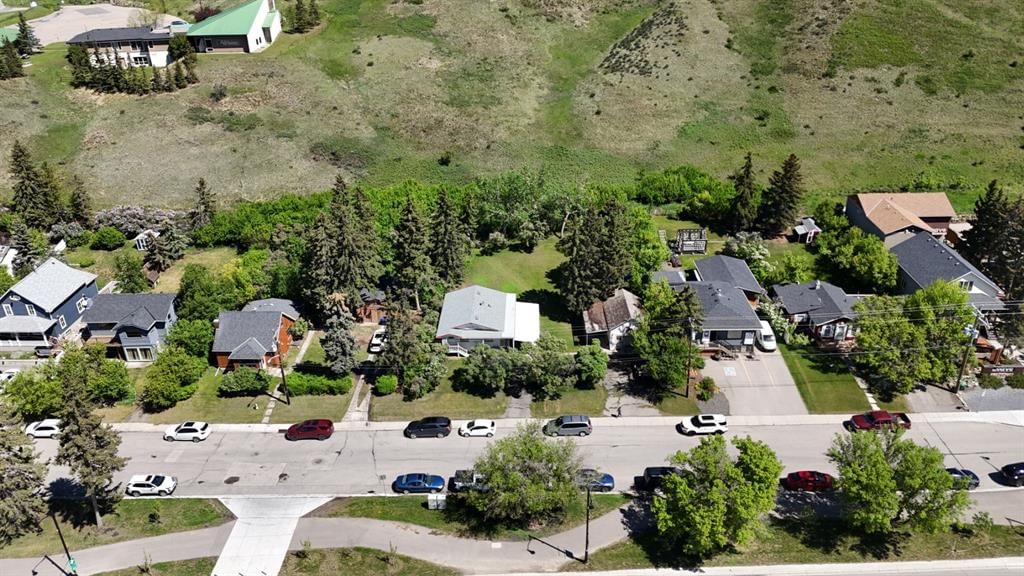 332 Third Street W, Cochrane — photo 4 of 35