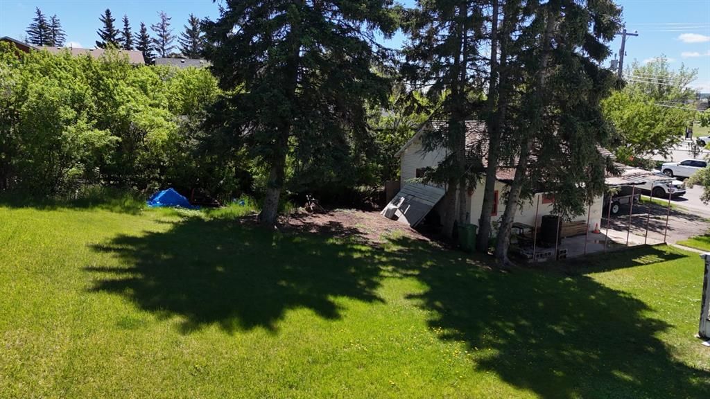 328 Third Street W, Cochrane — photo 2 of 16