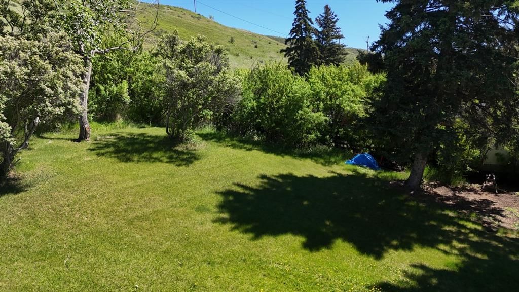 328 Third Street W, Cochrane — photo 3 of 16