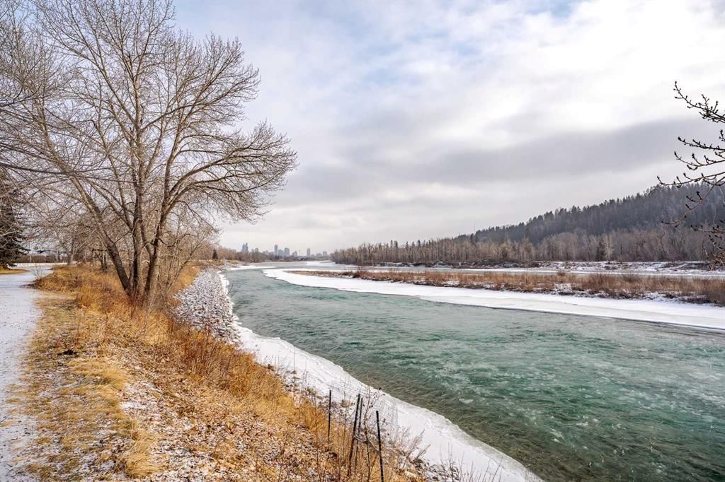 7, 3402 Parkdale Boulevard NW, Calgary — main listing photo