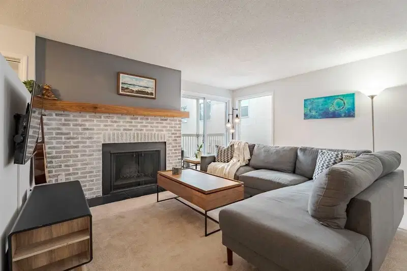 7, 3402 Parkdale Boulevard NW, Calgary — photo 2 of 29