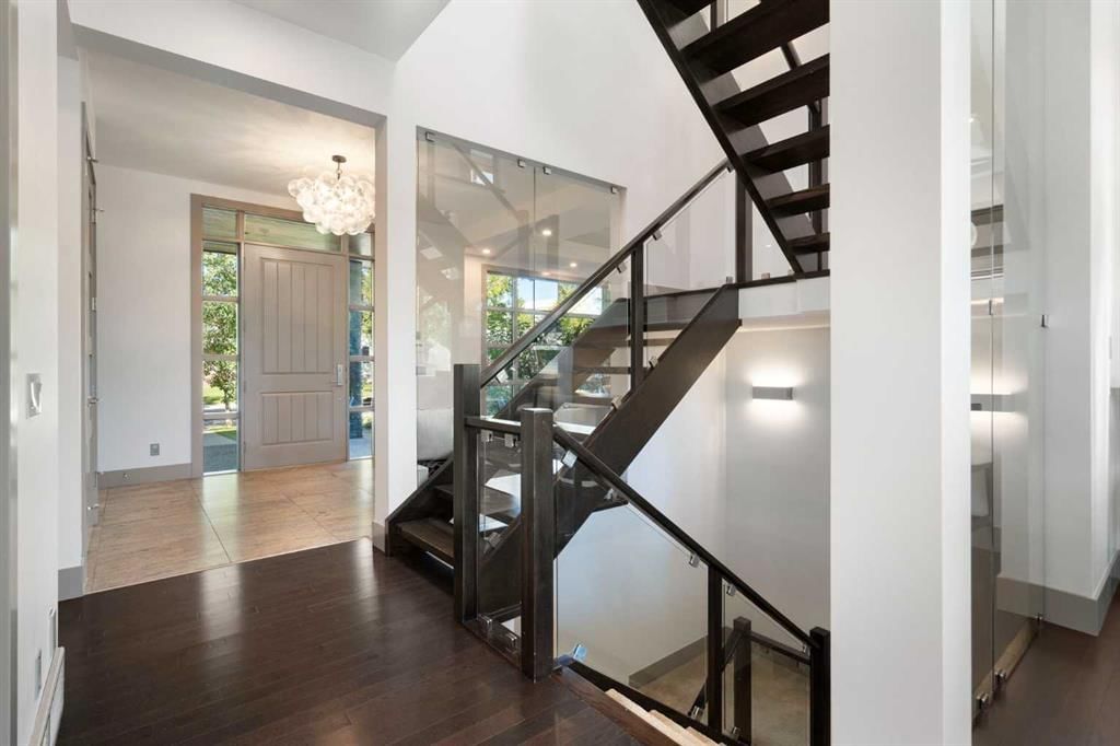 720 33A Street NW, Calgary — photo 3 of 50