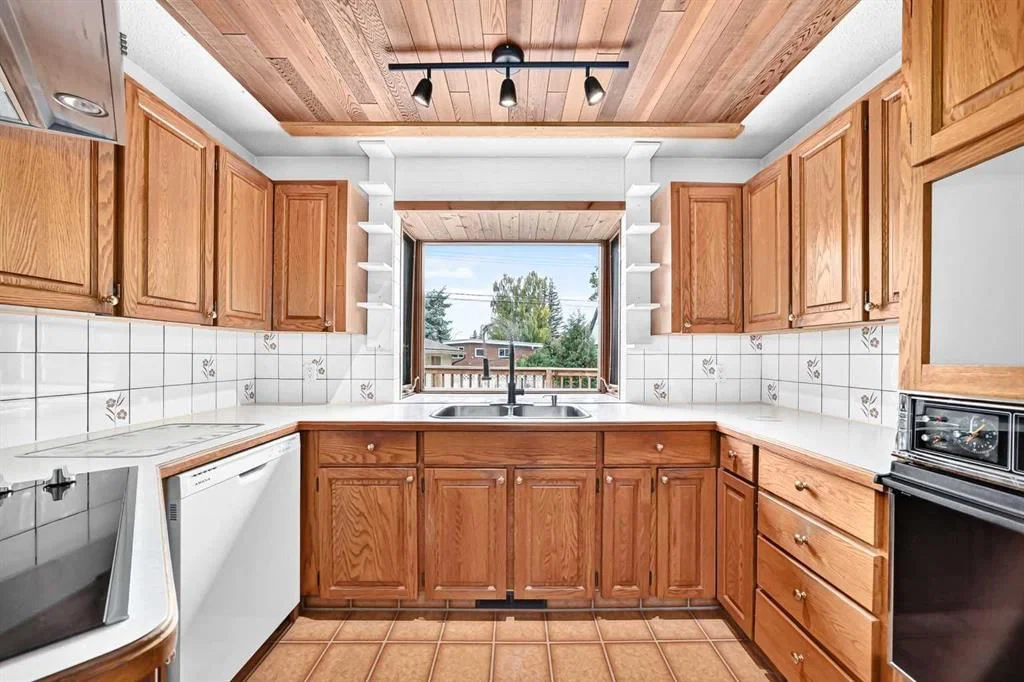 5712 Lakeview Drive SW, Calgary — photo 4 of 50