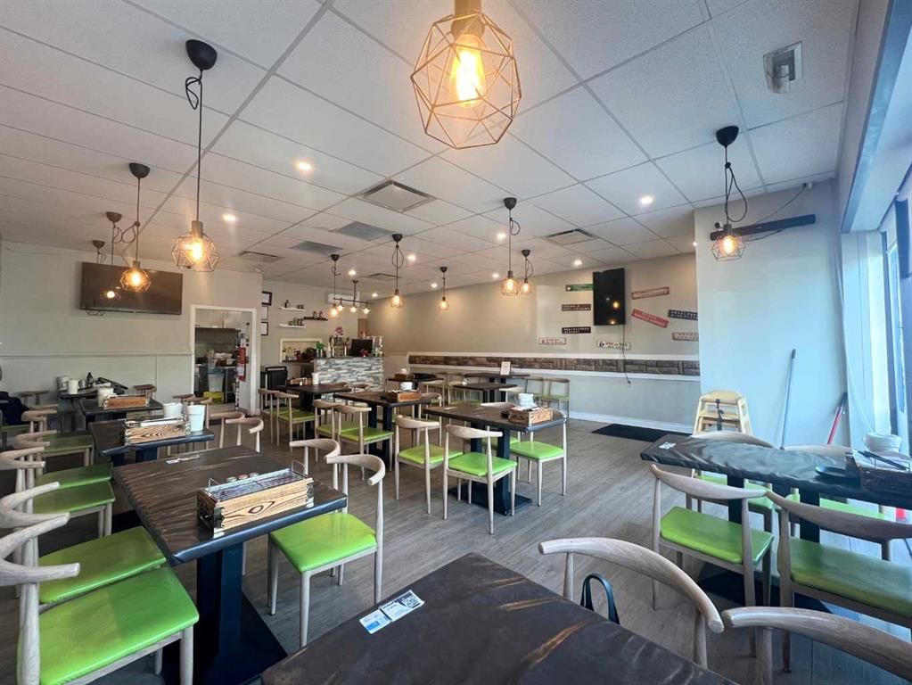 3, 2111 Centre Street, Calgary — main listing photo