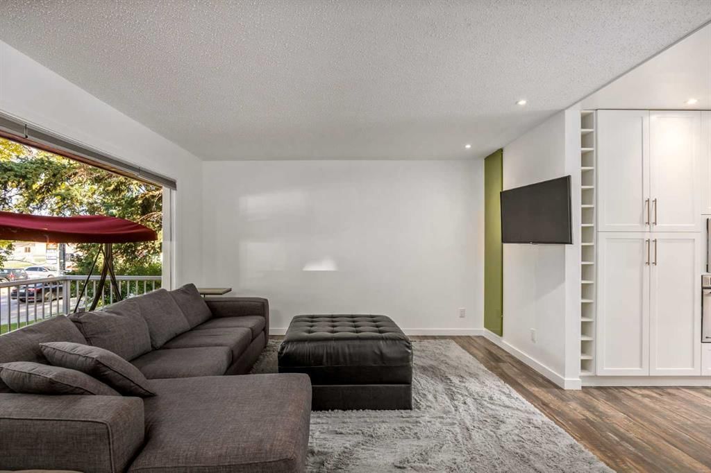 4711 26 Avenue SW, Calgary — photo 5 of 48