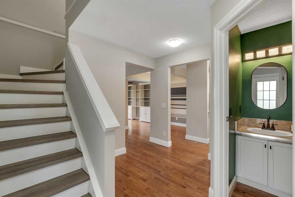 1205 Signal Hill Green SW, Calgary — photo 3 of 40