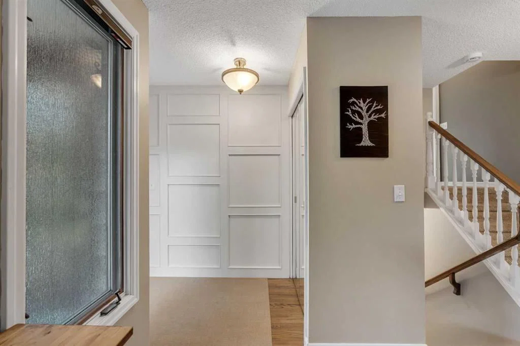 1308 Norfolk Drive NW, Calgary — photo 3 of 47