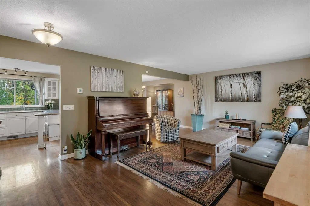 1308 Norfolk Drive NW, Calgary — photo 4 of 47