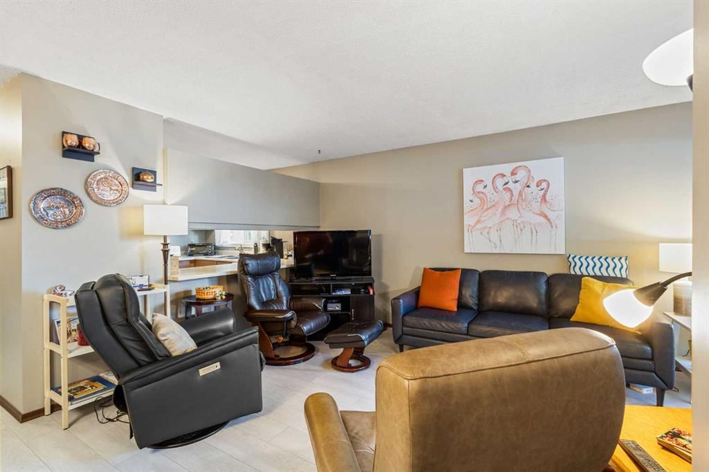 16, 3015 51 Street SW, Calgary — photo 4 of 28