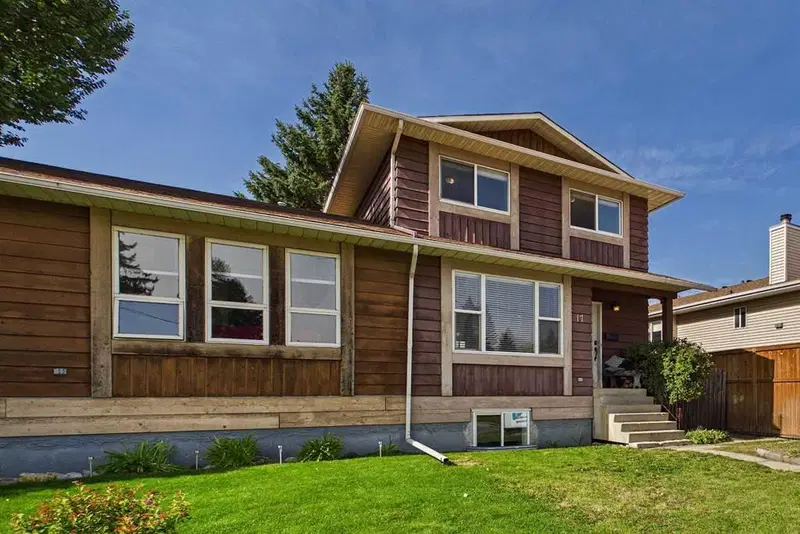 17 Deermeade Road SE, Calgary — photo 2 of 34