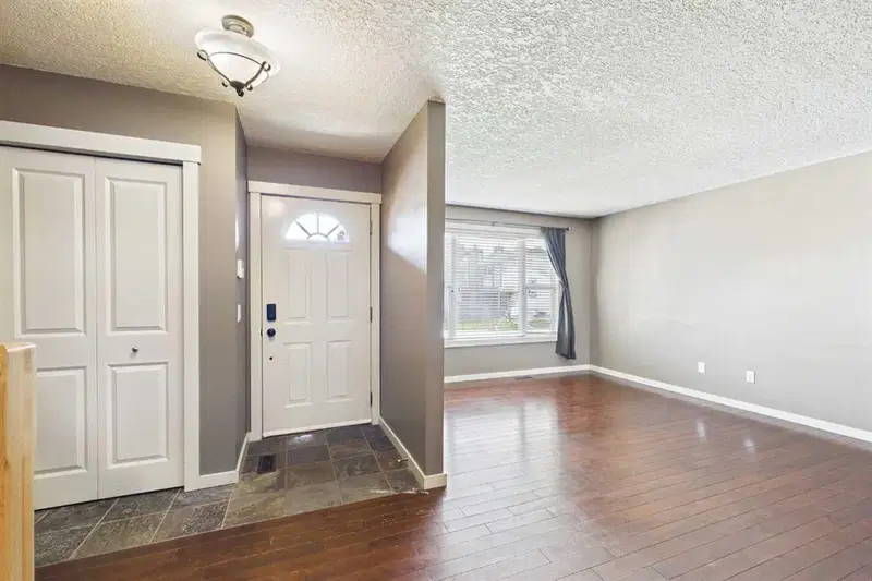 17 Deermeade Road SE, Calgary — photo 5 of 34