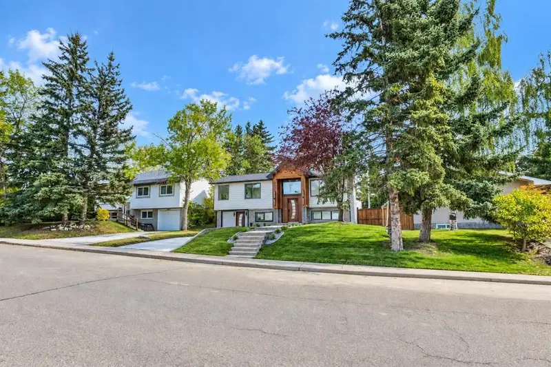 6208 Dalton Drive NW, Calgary — photo 3 of 48