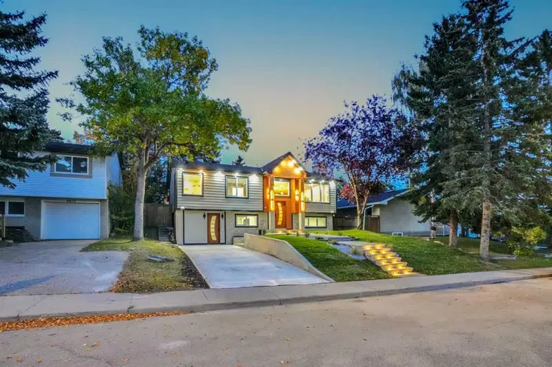 6208 Dalton Drive NW, Calgary — photo 4 of 48