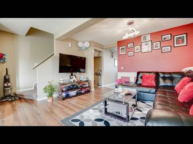 95 Castlegreen Close NE, Calgary — photo 3 of 14