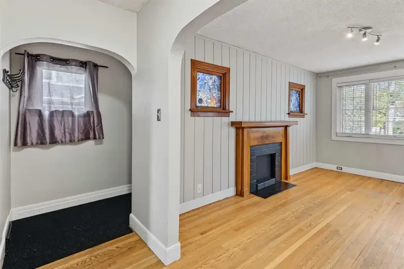 319 11 Avenue NE, Calgary — photo 3 of 37