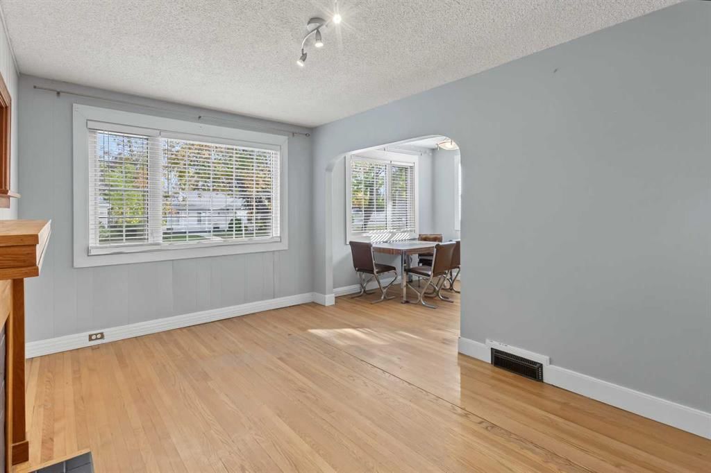 319 11 Avenue NE, Calgary — photo 5 of 37