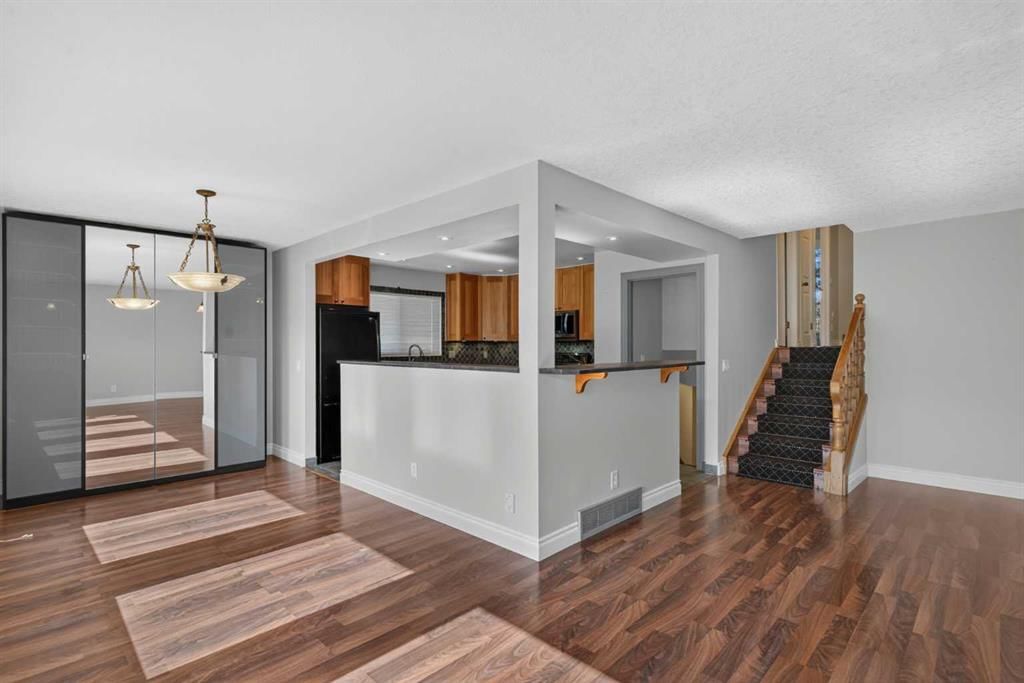 112 Beaconsfield Rise NW, Calgary — photo 4 of 50