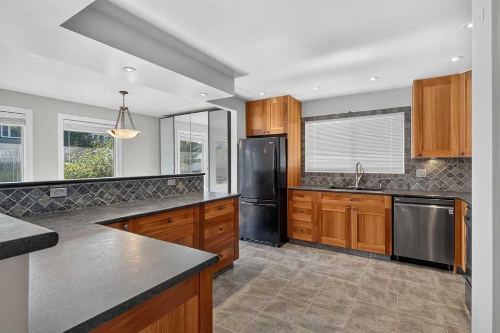112 Beaconsfield Rise NW, Calgary — photo 5 of 50