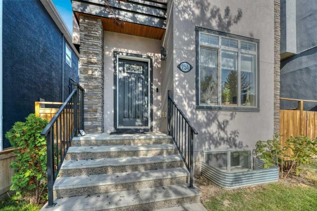 254 25 Avenue NE, Calgary — photo 2 of 44