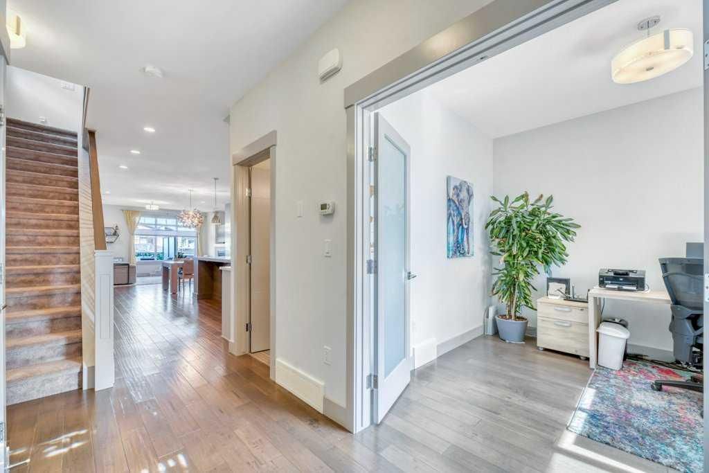 254 25 Avenue NE, Calgary — photo 3 of 44