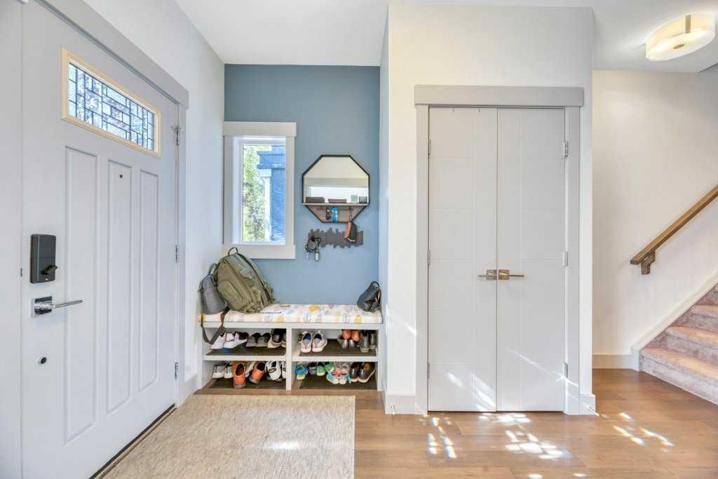 254 25 Avenue NE, Calgary — photo 5 of 44